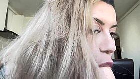 Я так возбуждён, глядя на эту блондинку с большими сиськами, дразнящую и сосушую дилдо на кухне