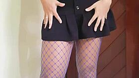 Loira gostosa de mini saia sem calcinha dançando funk