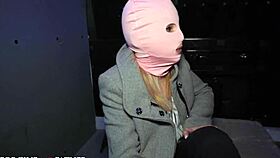 Warum diese betrügende tschechische Blondine hart von einem Fremden gefickt wird?