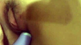 Iso violetti dildo venyttää tiukkaa märkää pillua kovasti