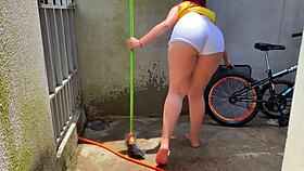 Essa empregada é muito safada, bunda dela é delícia, fico com tesão 😈