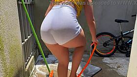 Essa empregada é muito safada, bunda dela é delícia, fico com tesão 😈