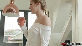 Гръдата евро мацка язди твърдо в близък POV екшън