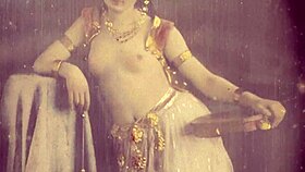 मैं यकीन नहीं कर पा रहा कि ये विंटेज वुमन फोटोज में कितनी सेक्सी लग रही हैं