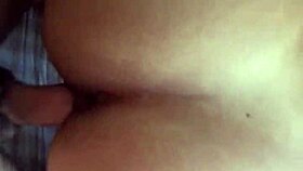 Fræk kone viser stor saftig røv frem for sjov