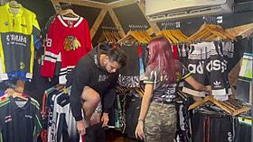 Vendedora de Ropa Sucks and Fucks Client in Stunt 21 Bucaramanga - Sara Films