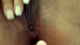 Casada safada shows off her big juicy ass for fun