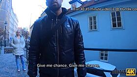 यह हॉर्नी मिल्फ बड़ी टिट्स वाली अजनबी से चोदवाती है