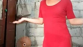 Latina amateur dances without underwear teasingly