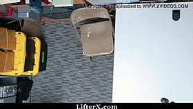 Hipsterska Nastolatka 18+ ZŁAPANA przez Dwóch Funkcjonariuszy w Garażu. Napięta Kara Się Rozwija.