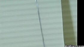 Fete lesbiene răutăcioase întind anale