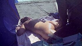 היי, תראה איך אני מקבלת זיין מבי.בי.סי בחוף עירום!