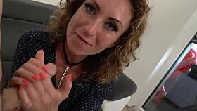 Nadia sucia saboreando leche mientras está completamente vestida en escena kink