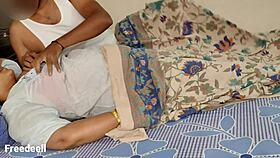 डिवोर्स्ड मदर स्टेप सन से रात को सेक्स का मजा ले रही है!