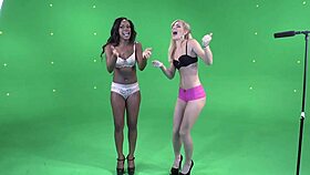 Yo, check NWR Episode 1 mit zerrissenen Klamotten und roher Action!