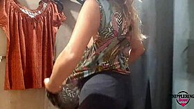 अरे, देखो निपलरिंगलवर, किंकी मॉम पब्लिक चेंजिंग रूम में ह्यूज पियर्स्ड निपल्स फ्लैश करती है!