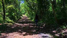 شاهدي البرونيت الكرواتية تبول أثناء المشي في الغابة لعشاق البول