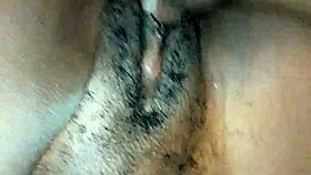 Pizda e futută de o pulă neagră mare într-o futai lateral. Acțiune close-up se desfășoară.