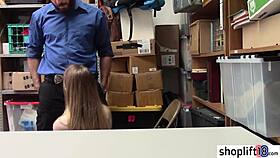 Milf med stora tuttar gripen av polis för brott.