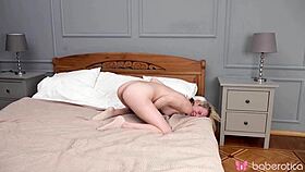 Solo blonde tiener 18+ 18+ Alice Paradise bereikt orgasme in verbluffende 4K