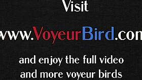 Вуайерист в школьной форме тайно смотрит, как профессор дрочит и кончает