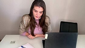 Hed stedmor forfører stedsøn på kontoret med mælkeagtige patter til håndjob på stor pik