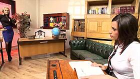 Brune jane fucks blonde natasha with dildo!