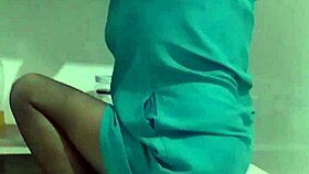 Min turbanerade styvmamma njuter av sina hemgjorda nylonleggings i voyeur-stil.