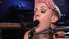 Blandet sub bundet til gulvet tåler hård dildo og vibrator under herredømme