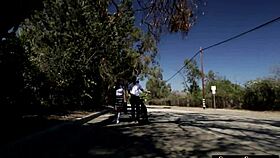 هل يمكن لمعلم محظوظ أن يثقب تلميذته الشابة؟