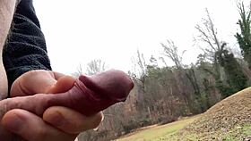 Anna kumien sataa julkisessa luonnossa väläytellen