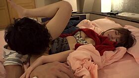 アジア女子大生たちが激しい潮吹きアマチュアグループファック！