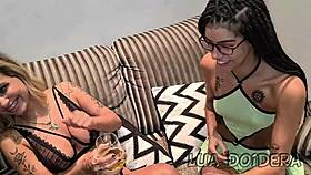 Lua Doidera a kamarádka Izabela Pimenta se sblíží doma, líbají, olizují a používají strap-on s Jr Doiderou