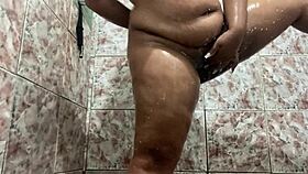 Girl twerks after shaving her pussy completely