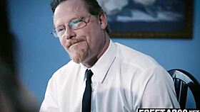 Дребна латина Алина Лопес измамена в твърд секс от епископ