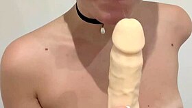 In this French amateur scene a superb woman offers to suck your dick on web chat