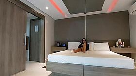 guy delivers pizza and i give it to motoboy big bambu while husband travels