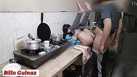 Kan inte fatta att jag knullade heta styrsystern i köket med smutsigt hindi-snack