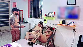 Féltestvérek szopják egymást mielőtt biszex buliba csatlakoznak