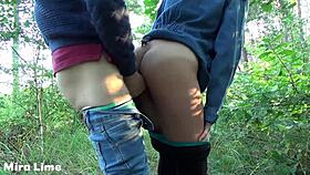 Styvpappa och styvdotter smyger skogslek medan mamma är borta. De är vilda där ute.