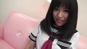 Japonska lepotica draži z lizanjem velikega kura preden ga trdo jebe