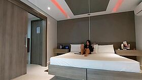 guy delivers pizza and i give it to motoboy big bambu while husband travels