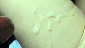 주차장에서 낯선 남자가 날 속였어. 무슬림 히잡 MILF로서 그의 변태 이야기 듣다가 보지 핥아줬어