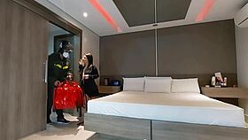 guy delivers pizza and i give it to motoboy big bambu while husband travels