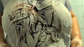 통통한 할머니 뜨거운 샤워에서 미쳐 😜