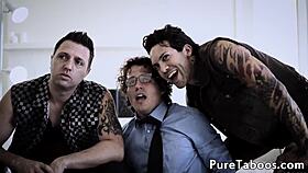 Vi essa novinha 18+ ser devastada na buceta em gangbang selvagem