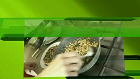 Nackte MILF Frina kocht nackt in durchsichtigem Morgenmantel, zaubert Hähnchenbrustsalat mit Champignons heute