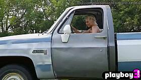 Linda adolescente asiática 18+ Viviane Leigh desnuda completamente, mostrando tetas grandes en poses al aire libre.