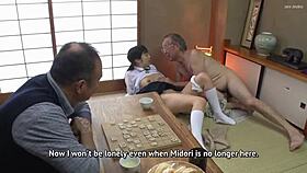 你能相信这个老男人操他的继女，而她的爸爸震惊地看着吗？