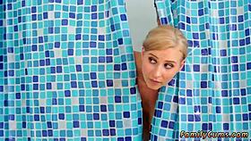 Holky 18+ močí v mé sprše, přidej se! 😜